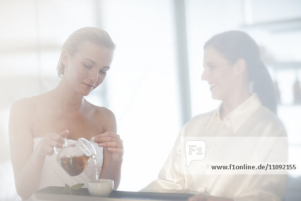 Zwei Frauen im Spa beim Tee trinken