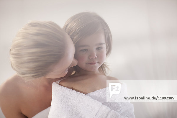 Junge Frau und kleines Mädchen in ein Handtuch gewickelt