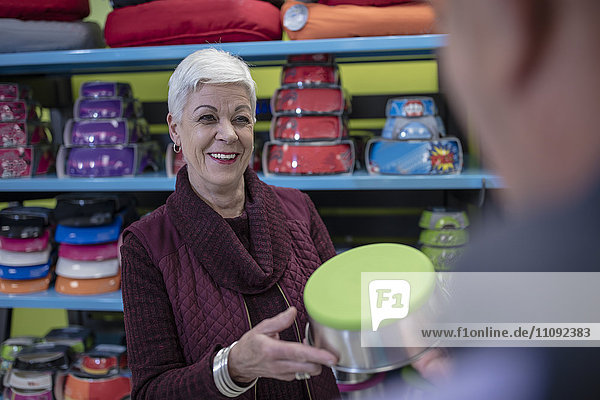 Lächelnde Seniorin beim Einkaufen im Zoogeschäft