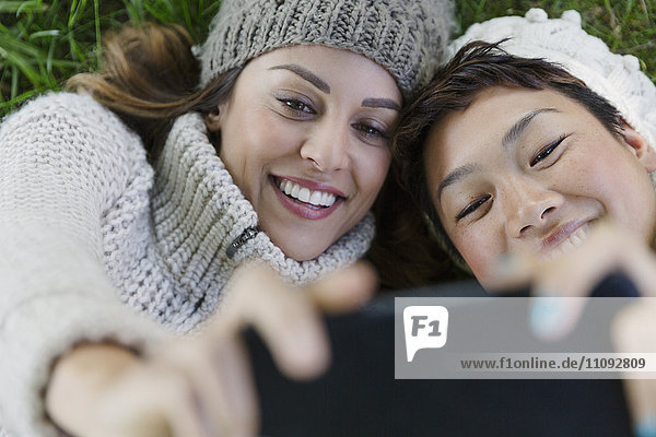 Overhead lächelnde weibliche Freunde nehmen Selfie mit Kamera-Handy
