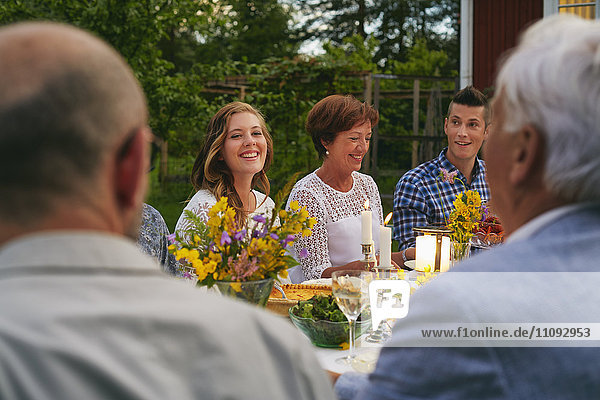 Frau genießt Familien-Gartenparty-Dinner