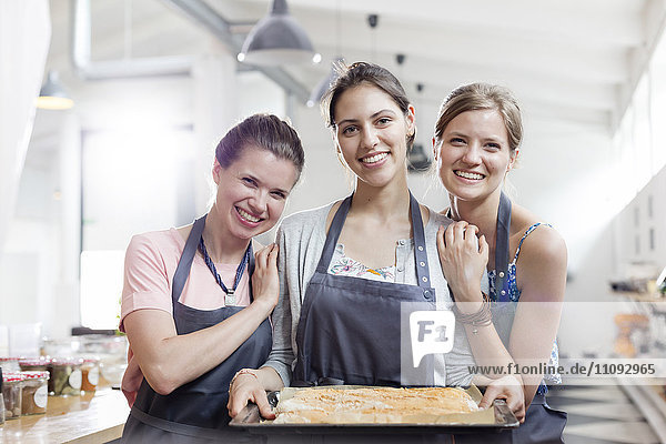 Portrait lächelnde Freundinnen beim Kochen in der Küche