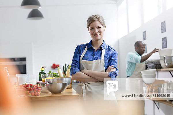 Portrait lächelnde Studentin in der Küche des Kochkurses