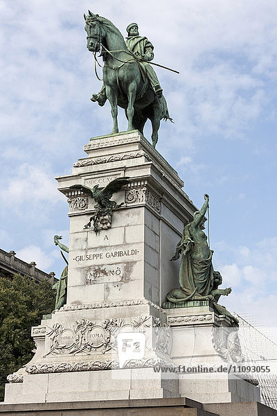 Untersicht einer Statue von Giuseppe Garibaldi  Mailand  Italien