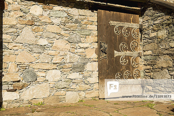 Geschlossene Tür eines alten Hauses  Heiligenblut  Kärnten  Österreich