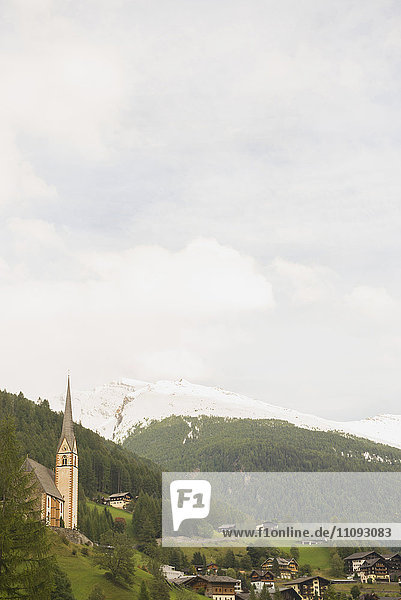 Kirche St. Vinzenz mit Berg im Hintergrund  Heiligenblut  Kärnten  Österreich