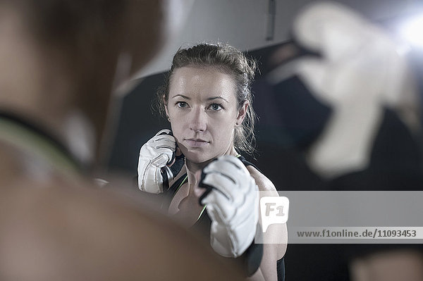 Zwei Sportlerinnen trainieren zusammen beim Boxen