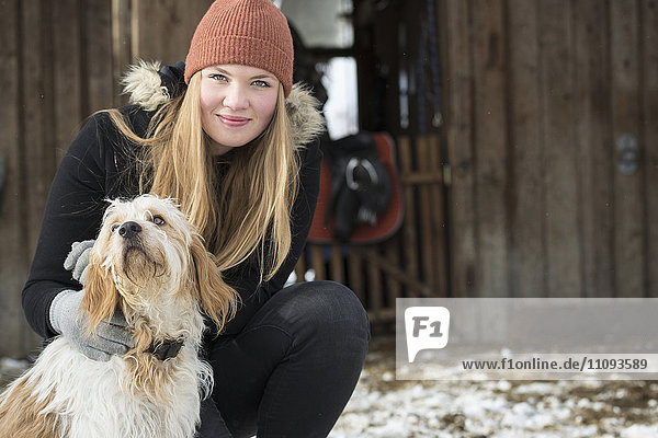 Porträt eines jungen Mädchens mit Hund  Bayern  Deutschland