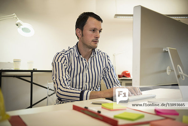 Architekt bei der Arbeit am Computer in einem Büro  Bayern  Deutschland