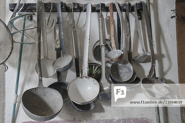 Nahaufnahme von Metallwerkzeugen zum Töpfern  die an der Wand hängen  Bayern  Deutschland