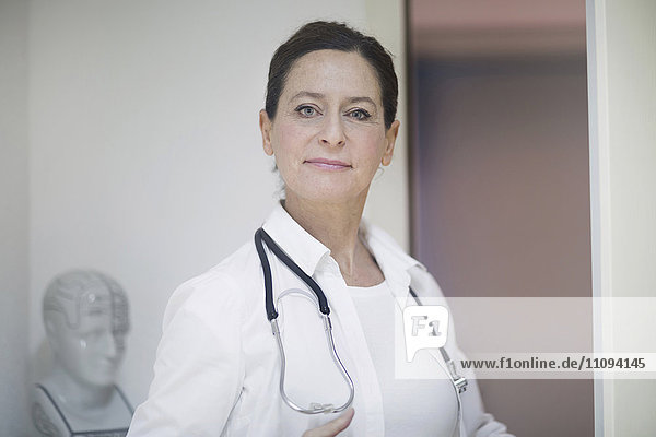 Porträt einer selbstbewussten Ärztin mit Stethoskop