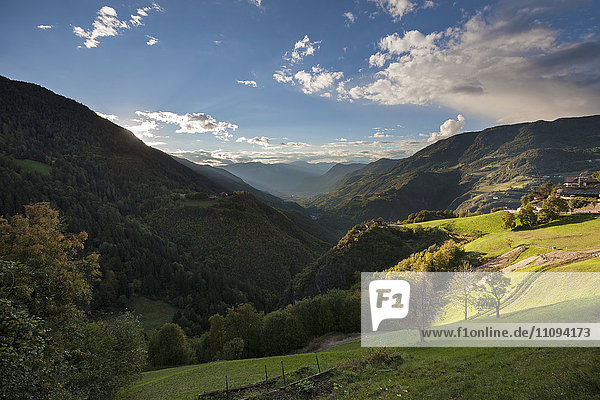 Tiefblick auf Bergkette gegen bewölkten Himmel  Bozen  Südtirol  Italien