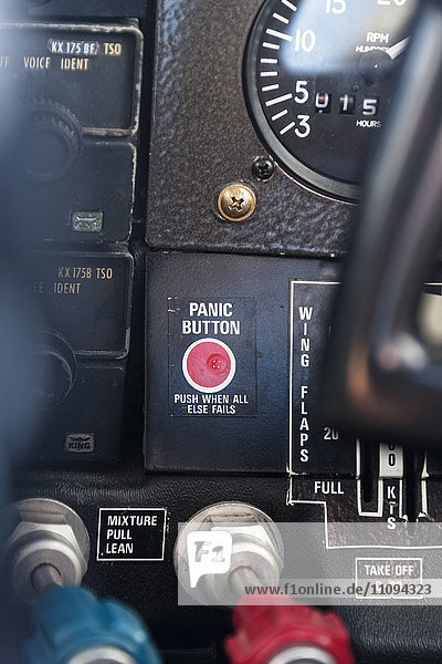 Nahaufnahme des roten Panikknopfes im Cockpit, Venezuela