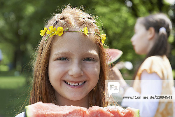 Mädchen genießen Scheiben von Wassermelone beim Picknick  München  Bayern  Deutschland