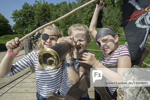 Drei Mädchen spielen auf einem Piratenschiff auf einem Abenteuerspielplatz  Bayern  Deutschland
