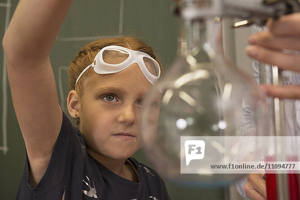 Schulmädchen mit Lehrer bei Experimenten im Chemieunterricht,  Fürstenfeldbruck,  Bayern,  Deutschland