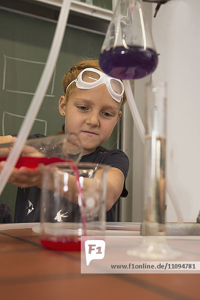 Schülerin beim Mischen einer Flüssigkeit im Chemieunterricht  Fürstenfeldbruck  Bayern  Deutschland