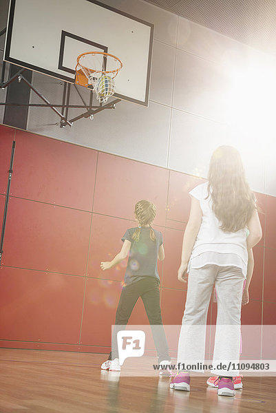 Mädchen spielen Basketball auf einem Basketballplatz  München  Bayern  Deutschland