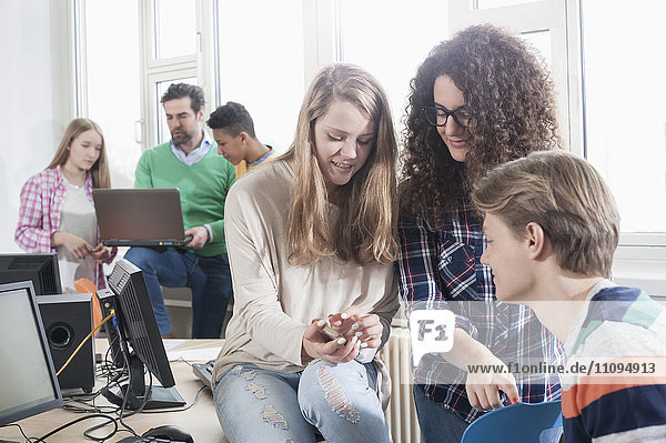 Universitätsstudenten beim Lernen im Computerlabor  Bayern  Deutschland