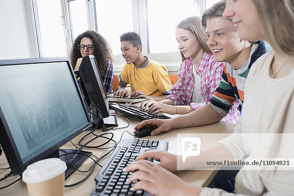 Universitätsstudenten beim Lernen im Computerlabor  Bayern  Deutschland