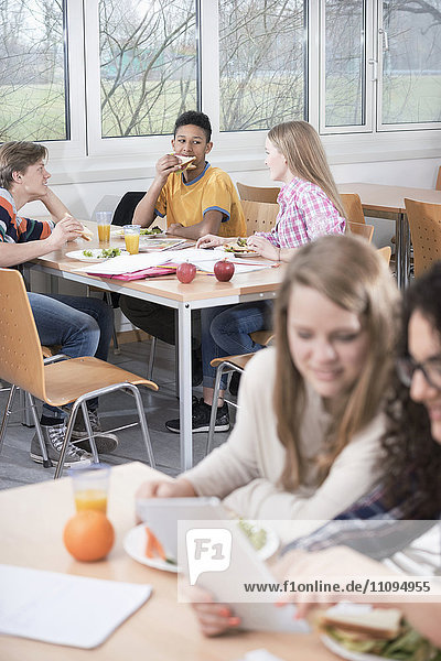 Universitätsstudenten beim Mittagessen in der Mensa  Bayern  Deutschland