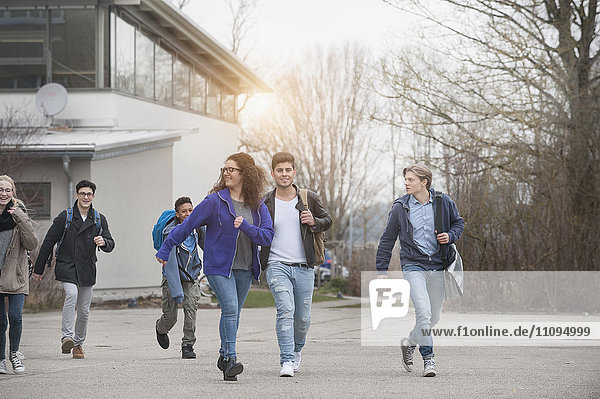 Universitätsstudenten verlassen das Schulgebäude  Bayern  Deutschland