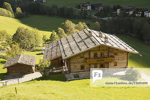 Blick von oben auf traditionelle Häuser auf einem Hügel  Heiligenblut  Kärnten  Österreich