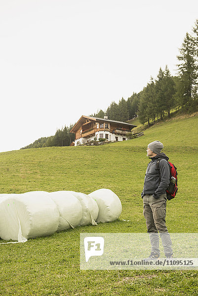 Älterer Wanderer steht in der Nähe von Ballen und betrachtet die Aussicht  Österreichische Alpen  Kärnten  Österreich