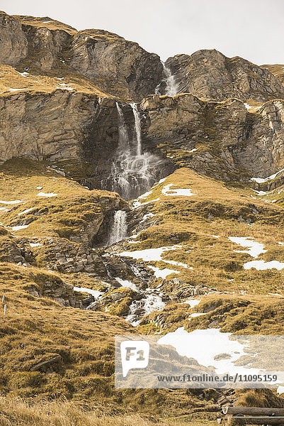 Niedriger Blickwinkel auf den Wasserfall  Großglockner  Österreichische Alpen  Kärnten  Österreich