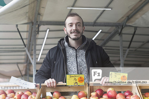 Mittlerer erwachsener Mann  der Obst auf dem Markt verkauft  Freiburg im breisgau  Baden-württemberg  Deutschland