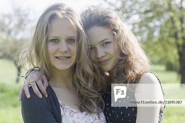 Teenager-Mädchen posieren und lächeln  Freiburg im Breisgau  Baden-Württemberg  Deutschland