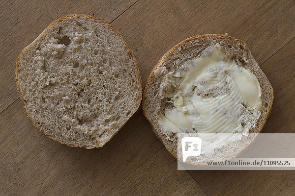 Brot mit Butter auf einem Laib und ohne auf dem anderen