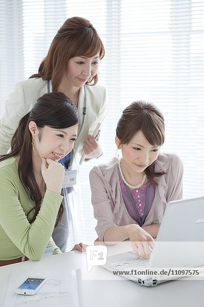 Drei Frauen arbeiten am Computer