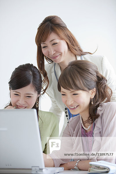 Drei Frauen arbeiten am Computer