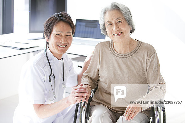Arzt mit älterer Frau