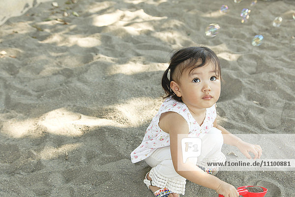 Baby Girl Spielend Mit Sand