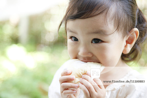 Baby Girl isst Brot