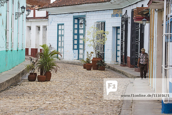 Koloniale Häuser auf gepflasterter Straße  Sancti Spiritus  Provinz Sancti Spiritus  Kuba  Westindien  Karibik  Mittelamerika