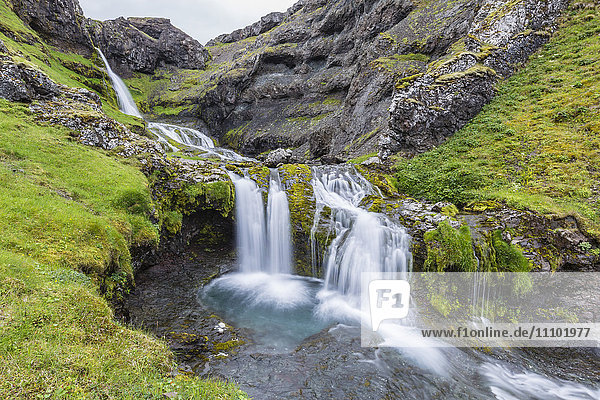 Kleiner Wasserfall in der Nähe der Stadt Grundarfjordur auf der Halbinsel Snaefellsnes  Island  Polarregionen