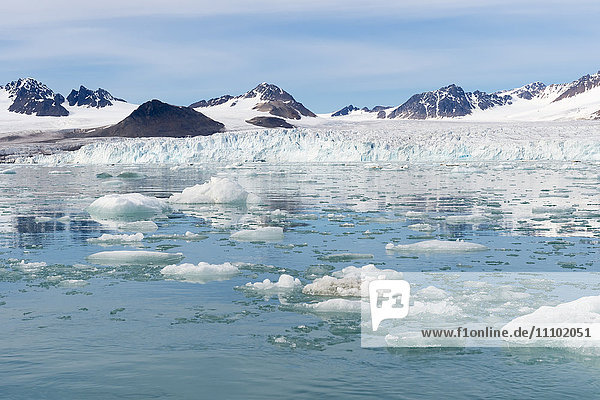 Lilliehook-Gletscher im Lilliehook-Fjord  einem Seitenarm des Kreuzfjords  Insel Spitzbergen  Svalbard-Archipel  Arktis  Norwegen  Skandinavien  Europa