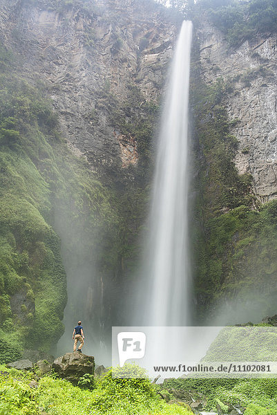 Tourist am 120m hohen Sipisopiso-Wasserfall  Toba-See (Danau Toba)  Nordsumatra  Indonesien  Südostasien  Asien