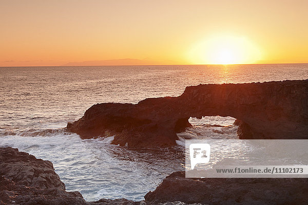 Felsbogen bei Sonnenaufgang  Bucht Charco Manso  Punta Norte bei Echedo  UNESCO-Biosphärenreservat  El Hierro  Kanarische Inseln  Spanien  Atlantik  Europa