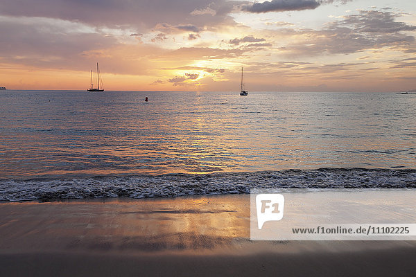 Sonnenuntergang am Strand Playa de las Vistas  Playa de Los Cristianos  Los Cristianos  Teneriffa  Kanarische Inseln  Spanien  Europa