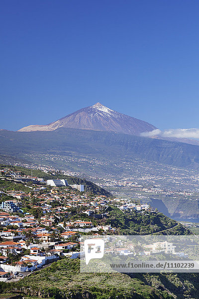 Blick von El Sauzal auf Puerto de la Cruz und Pico del Teide  Teneriffa  Kanarische Inseln  Spanien  Europa
