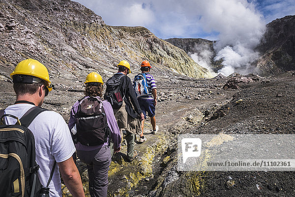 Touristen erkunden den White Island Volcano  einen aktiven Vulkan in der Bay of Plenty  Nordinsel  Neuseeland  Pazifik