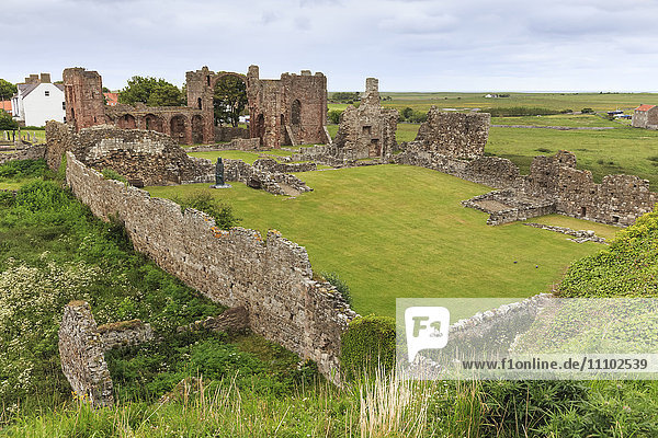 Lindisfarne Priory  frühchristliche Stätte  und Dorf  Blick von oben  Holy Island  Northumberland Coast  England  Vereinigtes Königreich  Europa