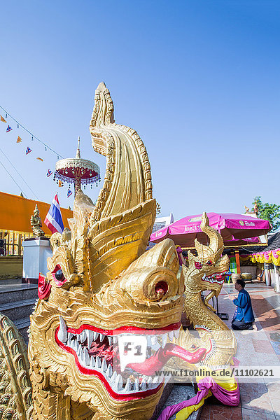Naga-Kopf-Treppe und Verehrer im Doi Kham (Wat Phra That Doi Kham) (Tempel des Goldenen Berges)  Chiang Mai  Thailand  Südostasien  Asien