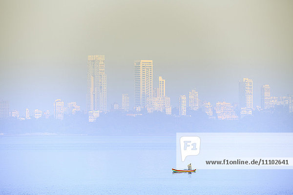 Ein Fischer vor den Wolkenkratzern der Malabar Hills in Mumbai (Bombay)  Maharashtra  Indien  Asien