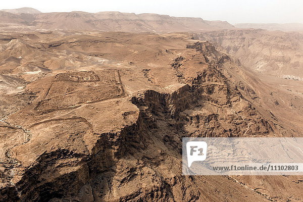Ruinen eines römischen Militärlagers und die judäische Wüste  von der Festung Masada aus gesehen  UNESCO-Weltkulturerbe  Israel  Naher Osten