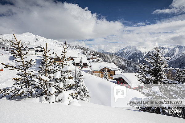 Die Wintersonne scheint auf die verschneiten Berghütten und Wälder  Bettmeralp  Gemeinde Raron  Kanton Wallis  Schweiz  Europa